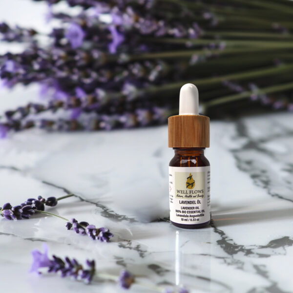 Eine 10ml Pipettenflasche mit hochwertigem ätherischem Lavendelöl. Die elegante, bernsteinfarbene Flasche schützt das wertvolle Öl vor Licht und bewahrt seine Wirksamkeit. Ideal für Aromatherapie, Entspannung und Hautpflege.